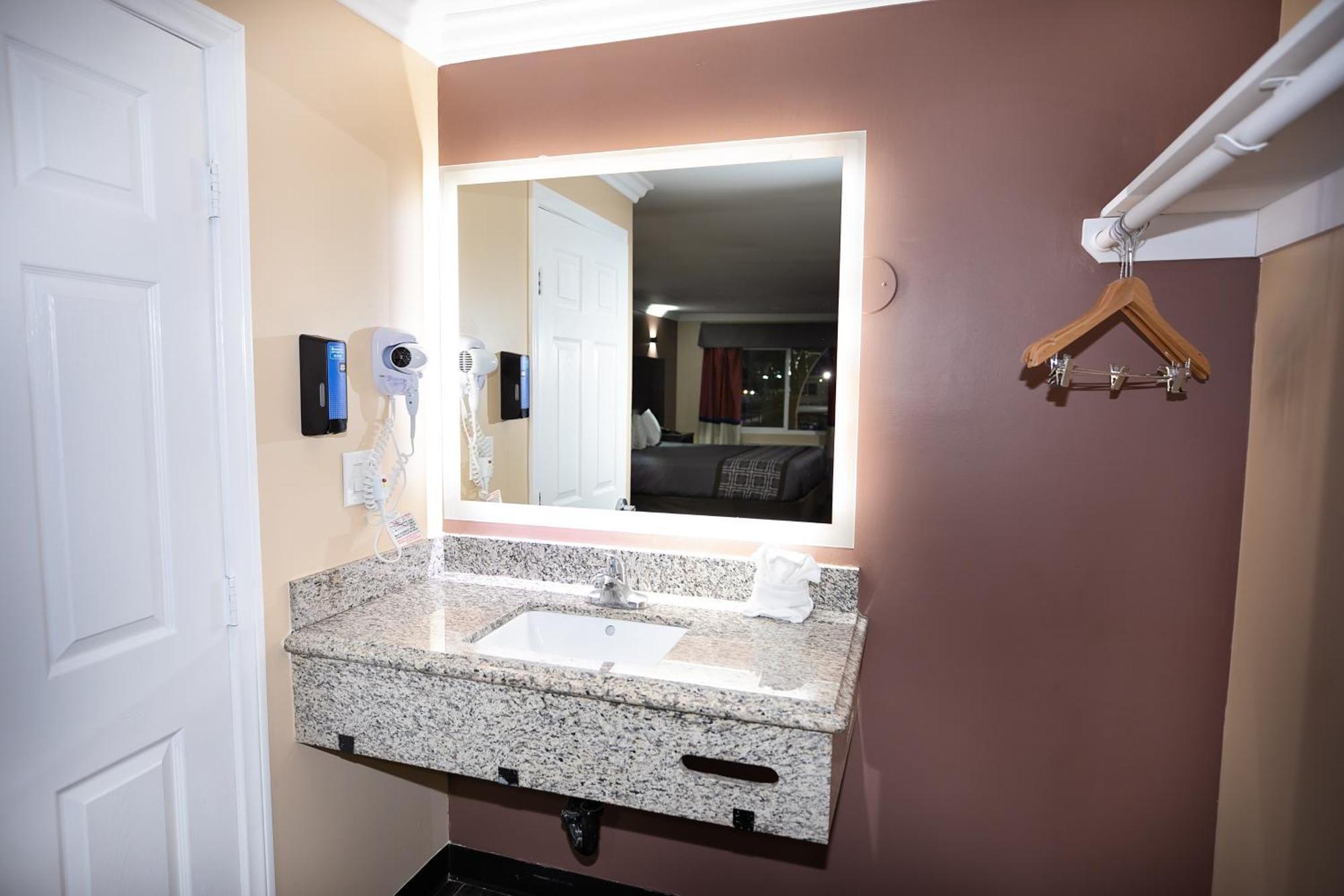Rodeway Inn & Suites Bellflower Eksteriør billede